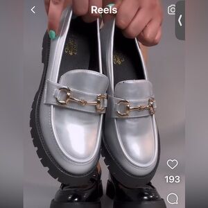 NWT Mata Show Stopper silver loafer